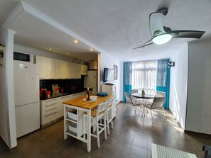 Mikrovågsugn och grytor/köksredskap