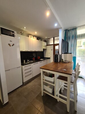 Microwave, cookware/dishes/utensils