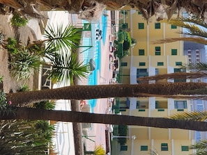 Una piscina al aire libre, una piscina climatizada
