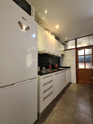 Microondas y utensilios de cocina 