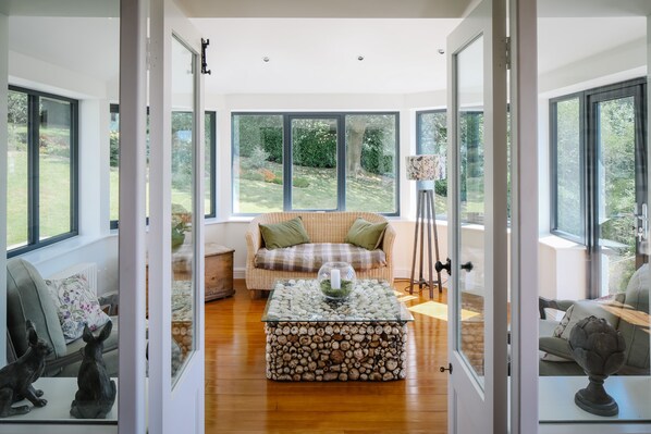 Lounge - Cherry Trees (Windermere)