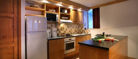 Kylskåp, mikrovågsugn, spishäll och diskmaskin