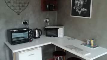 Quarto, 1 quarto | Cozinha americana privada | Frigobar, chaleira elétrica