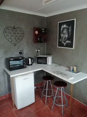 Room, 1 Bedroom | Private kitchenette | Mini-fridge, electric kettle