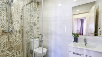 Dusche, Haartrockner, Handtücher