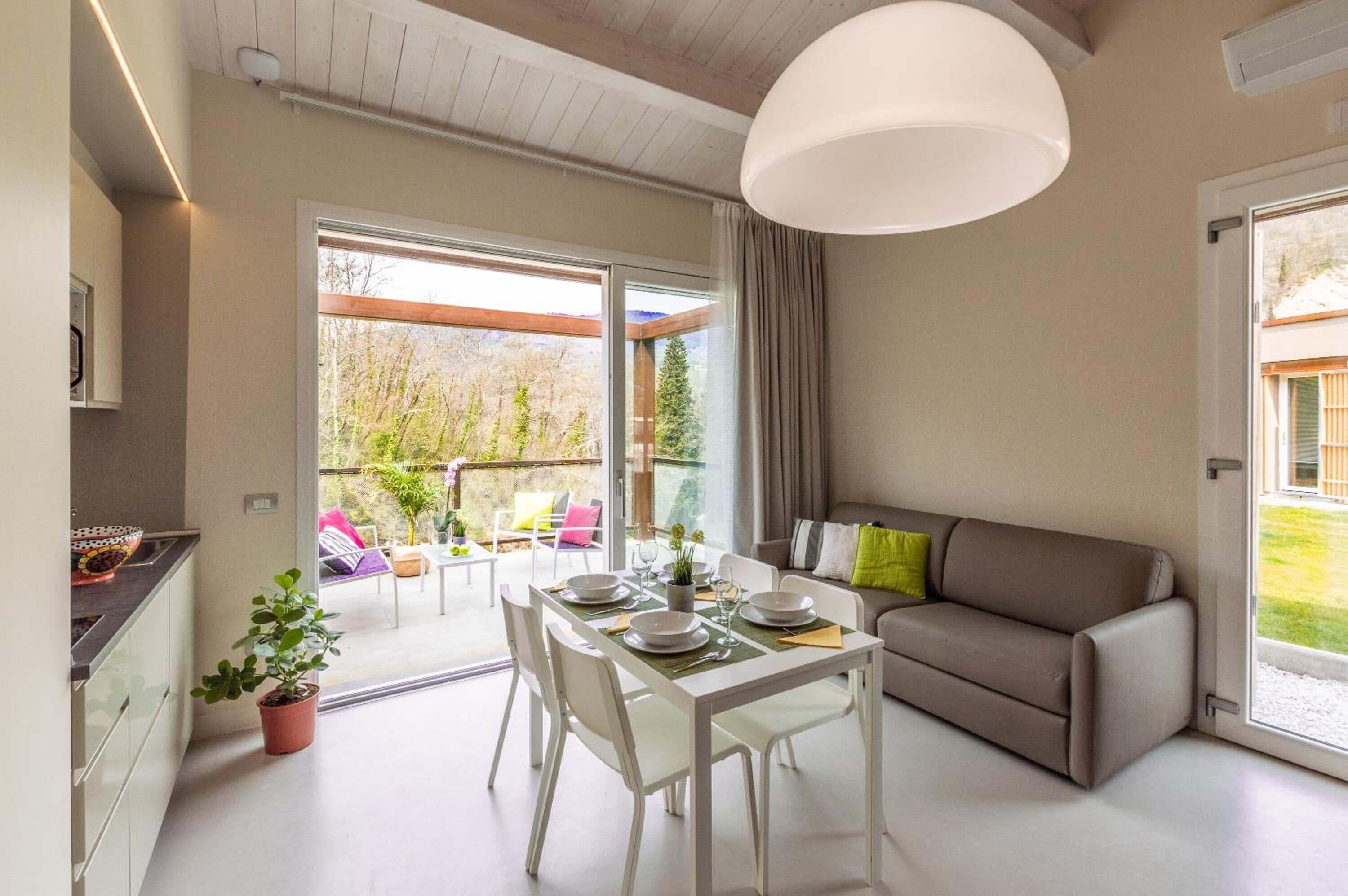 Una televisión de pantalla plana