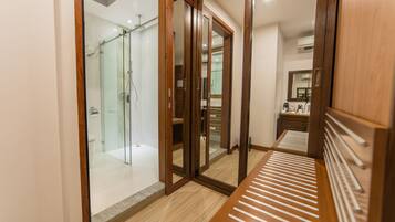 Executive Suite-Balcony View with Free Return Airport Transfer | Safe