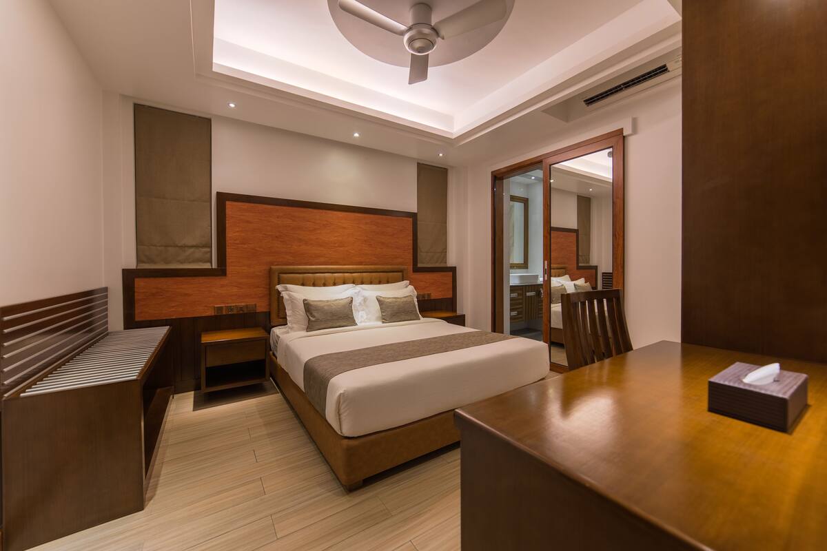 Deluxe Double Room with Free Return Airport Transfer | 高級寢具、迷你吧、客房內保險箱、隔音