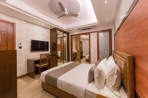 Super Deluxe Room with Balcony & Free Return Airport Transfer | Premium bedding, minibar, in-room safe, soundproofing - Samann Host (Hulhumalé)