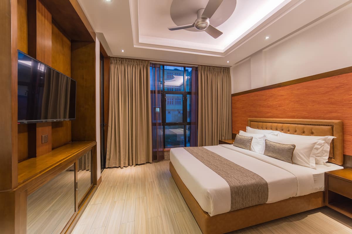 Executive Suite-Balcony View with Free Return Airport Transfer | Vue sur la ville
