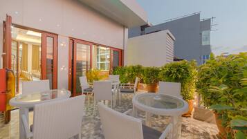 Fachada da propriedade à noite