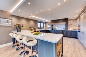 Premier-talo, kylpyhuone makuuhuoneen yhteydessä, vuoristonäköala | Yksityinen keittiö