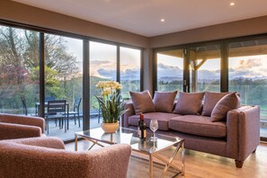 Premier House, Ensuite, Mountain View | Lounge - Cleabarrow Cottage (Kendal)