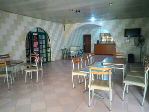 Se ofrece un desayuno continental (10 USD por persona)