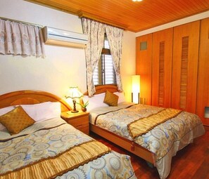 Vierbettzimmer | Schreibtisch, Verdunkelungsvorhänge, kostenloses WLAN, Bettwäsche