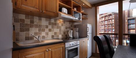 Réfrigérateur, micro-ondes, plaque de cuisson, lave-vaisselle