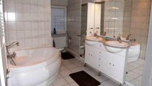 Baignoire, serviettes fournies, savon, papier toilette