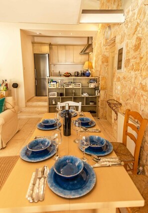 Dining - 2 minutes walk from Avlaki bay and beach. (kassiopei)