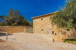 Property grounds - 2 minutes walk from Avlaki bay and beach. (kassiopei)