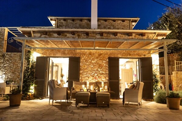 Terrace/patio - 2 minutes walk from Avlaki bay and beach. (kassiopei)