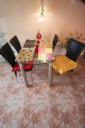 Maison Confort | Repas dans la chambre