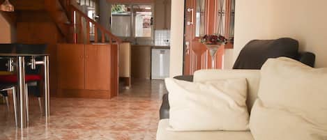 Nhà tiện nghi đơn giản | Khu phòng khách | TV màn hình phẳng, đầu đĩa DVD