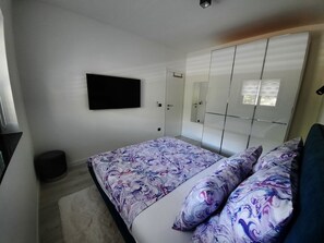 2 chambres, coffre-fort, fer et planche à repasser, lit de bébé portatif