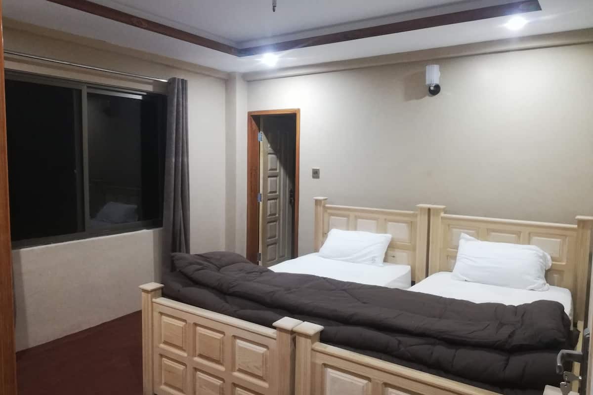 Quarto luxo, 1 cama King, para fumantes, vista para o rio | Edredons de pluma, camas com colchões de espuma com sistema de memória