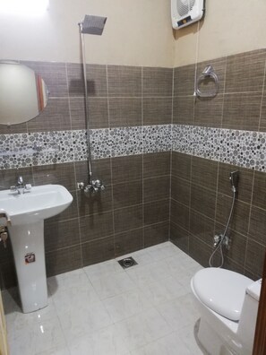 Quarto luxo, 1 cama King, para fumantes, vista para o rio | Banheiro | Chuveiro, chuveiro com efeito de chuva, produtos de toalete grátis 