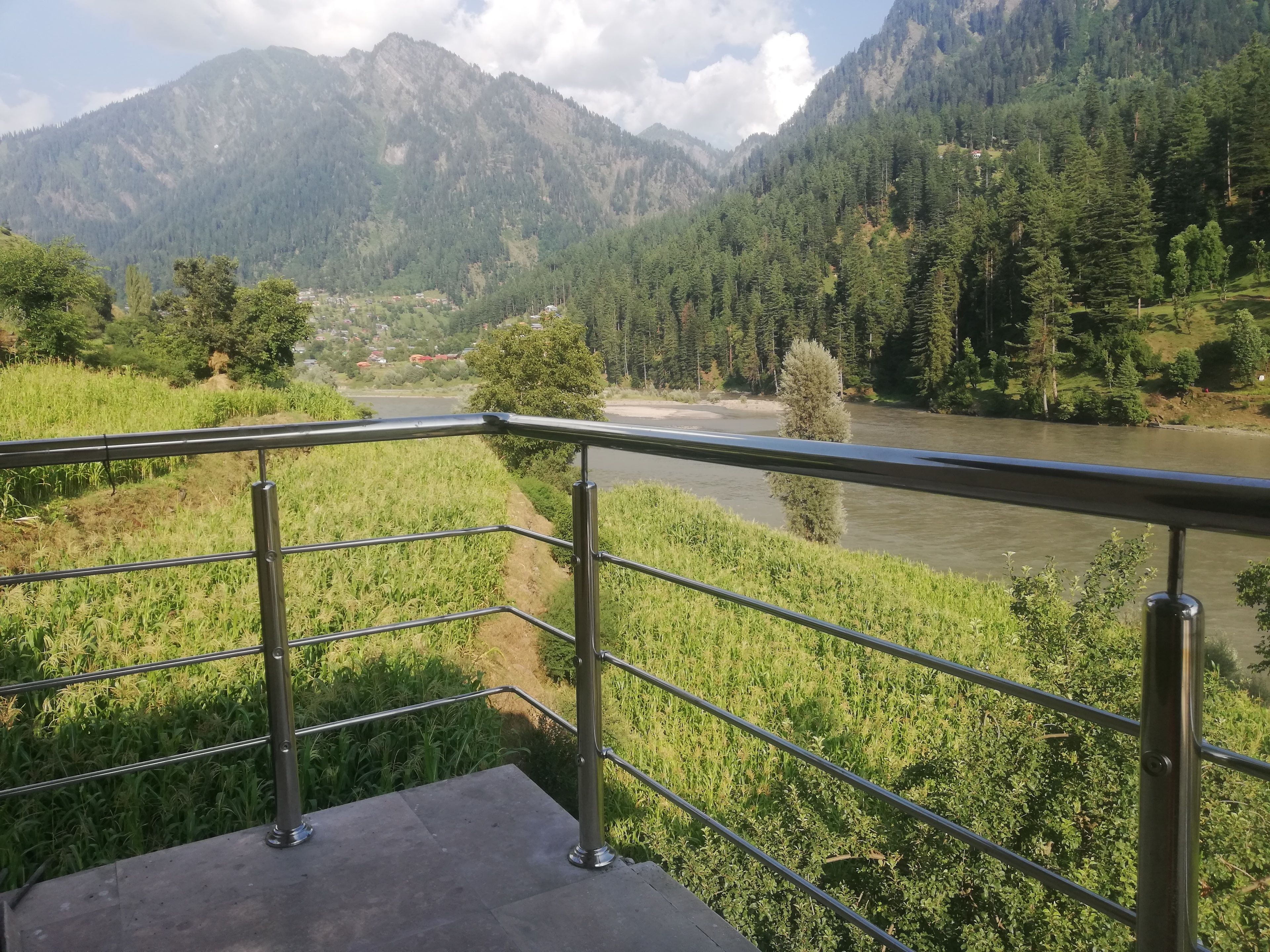 Deluxe Room, 1 King Bed, Smoking, River View | Valley view
