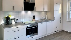 Kaffetrakter/tekoker, kjøleskap, mikrobølgeovn og ovn