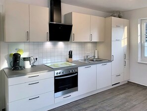 Kjøleskap, mikrobølgeovn, ovn og kokeplater