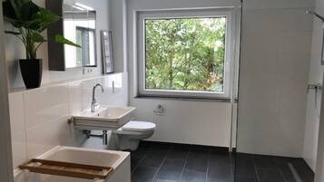 Badewanne, Haartrockner, Toilettenpapier