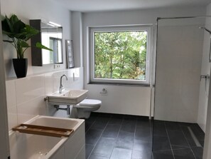 Tina, secadora de cabello, papel de baño 