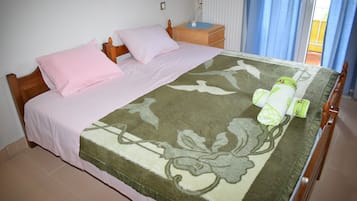 3 habitaciones, tabla de planchar con plancha, wifi y ropa de cama