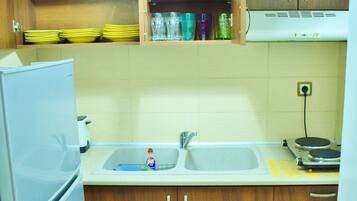 Placa de cocina, tetera/pava eléctrica, tostadora, utensilios de cocina