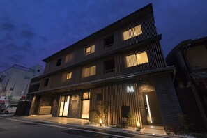 Front of property - evening/night - M’s Hotel Sanjo Omiya (Kyoto)
