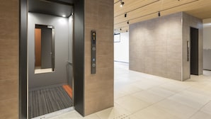 An elevator with a digital display and a small window. - M’s Hotel Sanjo Omiya (Kyoto)
