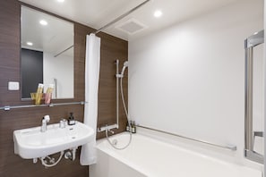 Habitación doble superior | Baño | Artículos de higiene personal gratuitos, secador de pelo y zapatillas