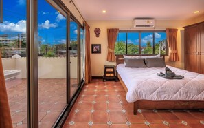 4 bedrooms, in-room safe, desk, iron/ironing board