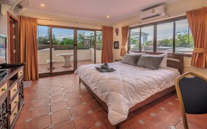 4 bedrooms, in-room safe, desk, iron/ironing board