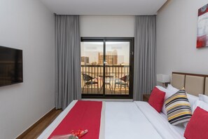 Een minibar, een kluis op de kamer, individueel gemeubileerd, een bureau
