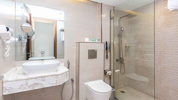 Premier Double Room | Bathroom | Shower, free toiletries, hair dryer, towels