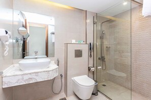 Premier-Doppelzimmer | Badezimmer | Dusche, kostenlose Toilettenartikel, Haartrockner, Handtücher