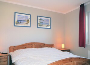 2 bedrooms, travel cot, free WiFi