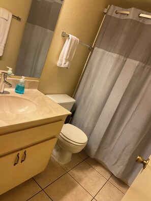 Ensemble douche/baignoire, sèche-cheveux, serviettes fournies, savon