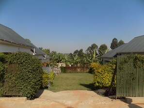 Property grounds - Deluxe Hotel - Ishaka (Ishaka)