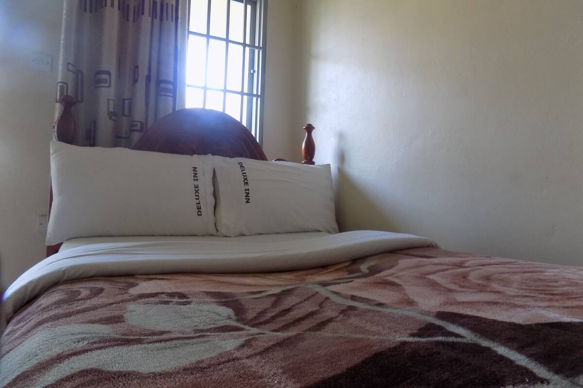 Quarto casal standard | Escrivaninha, cortinas blackout, Wi-Fi de cortesia, roupa de cama