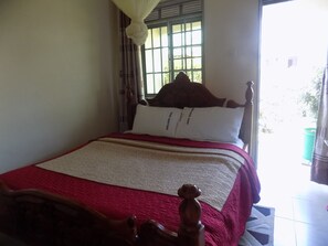 Standard Double Room | Desk, blackout curtains, free WiFi, bed sheets - Deluxe Hotel - Ishaka (Ishaka)