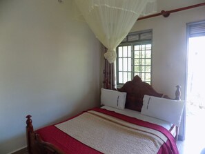 Escritorio, cortinas blackout, wifi gratis y ropa de cama 